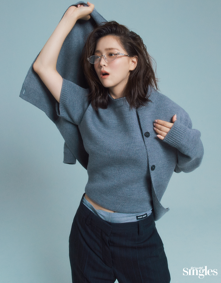 김지은이 미우미우의 니트 가디건과 스트라이프 팬츠, 젠틀몬스터의 안경을 착용하고 촬영한 싱글즈 화보